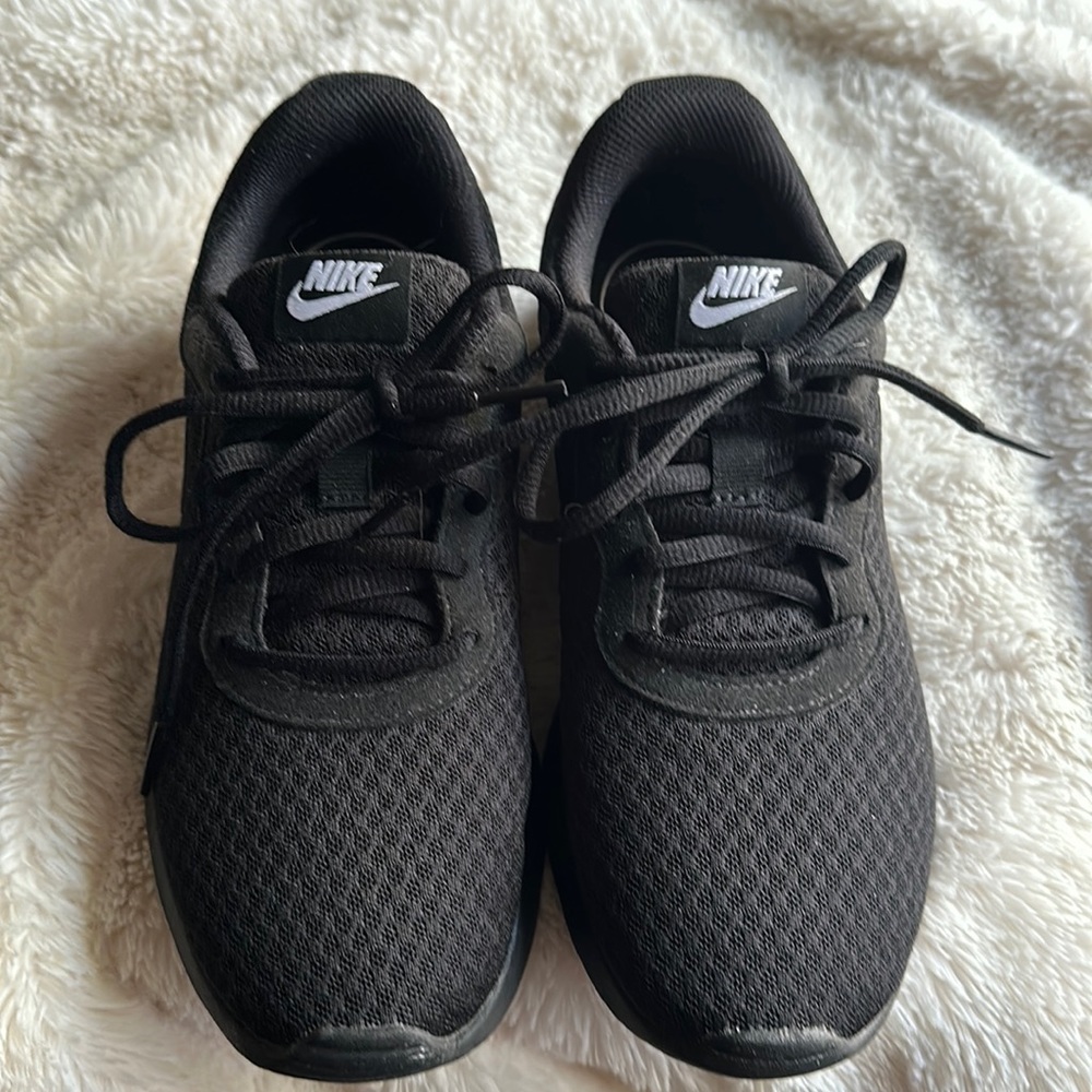 Nike Tanjun walking shoes